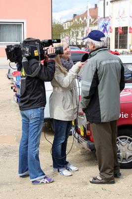 Soli-Tour 2012_04.JPG - Manfred verrät den Fernsehen das sein Trabi eine Flasche Korn gekostet hat